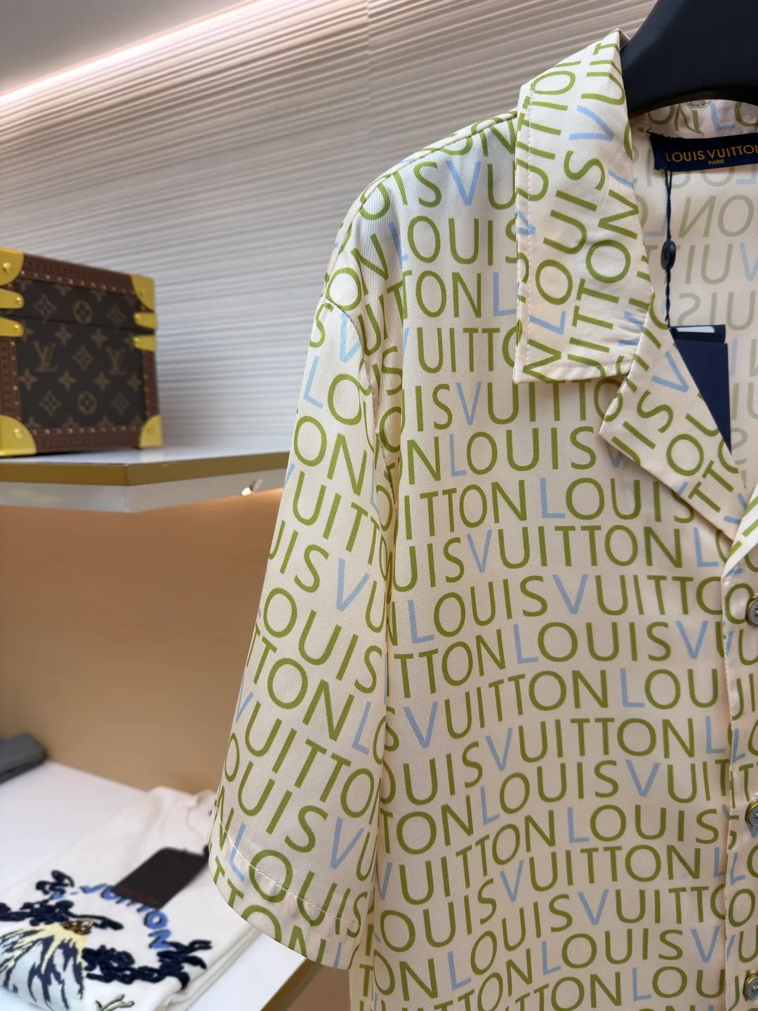 LOUIS VUITTON full-print letter short-sleeved shirt ●Item number: 1682512-A50 ●Material: cotton fabric ●Technology: printing production ●Color: apricot ●Version: fitted version ●Weight: about 180 grams ●Size: S-M-L-XL ●Description: Made of high-thread-count pure cotton poplin fabric. The fabric is treated with pre-washing water and feels smooth and breathable. It has good drape and stiffness, and is not easy to wrinkle and deform. The brand letter pattern printed all over the body of the garment is produced using digital direct printing technology. The color reproduction is high and the pattern is delicate. It is not easy to fade and smudge after high-temperature fixation treatment. The letters are neatly arranged to highlight the brand recognition. The shirt is designed with a Cuban collar, the neckline is smooth and natural, and the buttons at the placket are made of custom mother-of-pearl buttons, which have a warm and shiny texture. The overall cut is a loose silhouette, the shoulder joints are flat-stitched, the stitching is straight and fine, the cuffs are short-sleeved cuffs, and the details are exquisite. The customized accessories and three labels are complete, making it easily suitable for casual vacations and daily outings. The overall wiring is straight and delicate, the fabric is comfortable and soft, and the color is consistent without color difference. It can be matched with the same style to create a fashionable look and control various occasions. Customized accessories, complete with three standards, same style for men and women!